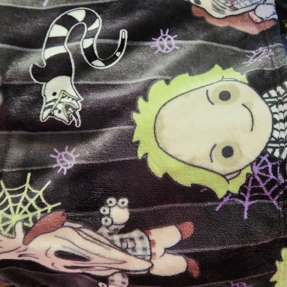 Beetlejuice Throw Halloween Ready - Picture 3 of 3